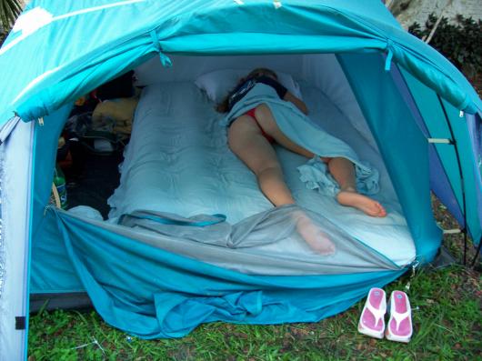 fazendo-sexo-na-barraca-de-camping
