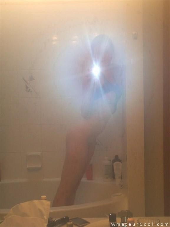 novinha-amadora-fazendo-selfies-pelada-no-banheiro-3