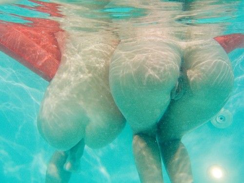 fotos-de-gostosas-peladas-dentro-da-piscina-15