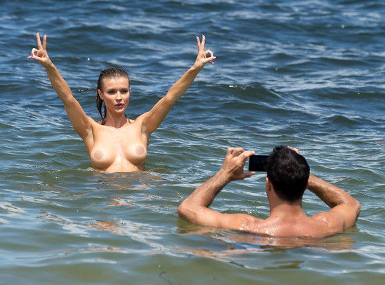 43-fotos-topless-de-gostosas-na-praia-30