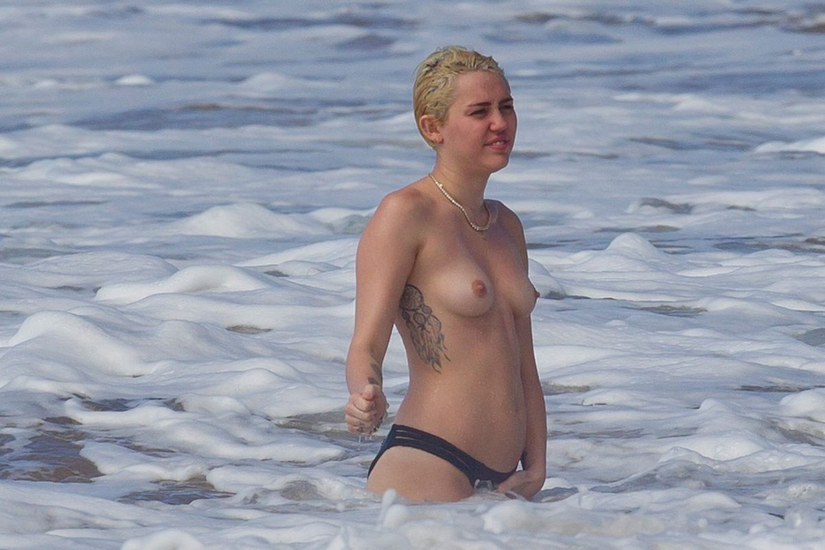 43-fotos-topless-de-gostosas-na-praia-43