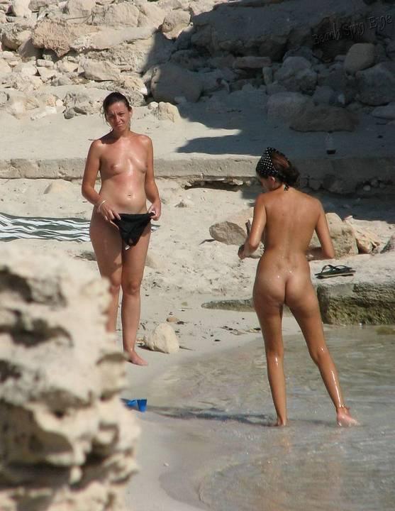 nudismo-de-gostosas-na-praia-32