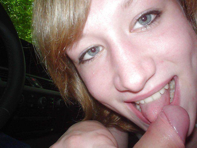 Blondine fingert sich